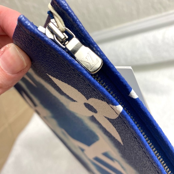 LV Blue Escale limited edition toiletry bag - Picture 11 of 15